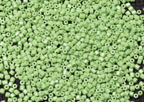 Бисер Чехия рубка 10/0 50г 53230 непрозрачный зеленый с желтым оттенком